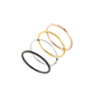 Set aus vier minimalistischen stapelbaren Ringen in Schwarz Silber Gold Roségold