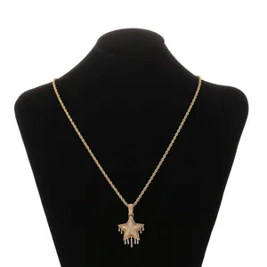 Detail van een hiphopketting met sterhanger en sprankelende zirkoniasteentjes in goud