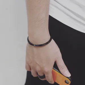 Pulsera abierta minimalista de acero de titanio negro para hombres y mujeres, estilo.