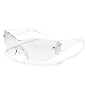 Gafas de sol envolventes transparentes con detalle de estrella metálica lateral