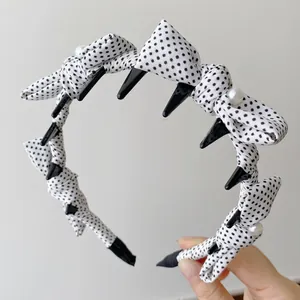 Dettaglio cerchietto in tessuto a pois con dentini antiscivolo e perle