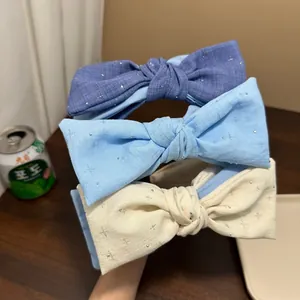 Set di tre cerchietti con fiocco in blu e crema con strass brillanti a stella.