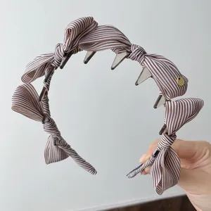 Detailansicht des gestreiften Stoffes und Schleifendesigns auf diesem Retro-Haarreifen