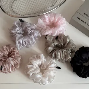 Détail de chouchous en organza scintillants dans un assortiment de couleurs douces
