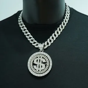 Gros plan d'un pendentif dollar rotatif sur une chaîne à maillons cubains argent