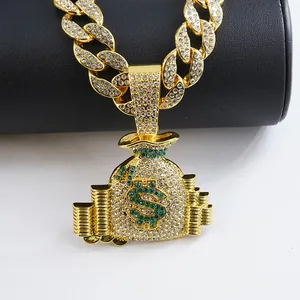 Détail d'un pendentif sac d'argent serti de strass avec un symbole dollar vert