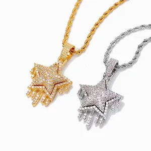 Detailopname van hiphop-sterhangers in goud en zilver afwerking met zirkoonstenen