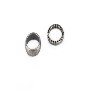 Macro di una coppia di anelli minimalisti in argento vintage con ingranaggi e texture
