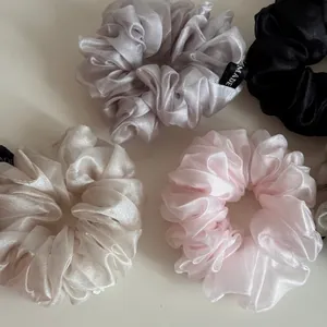Vue détaillée de chouchous faits main en maille bulle d'organza aux couleurs pastel