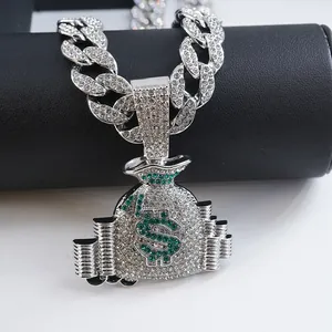Gros plan d'un pendentif sac d'argent serti de strass avec signe dollar vert