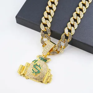 Vue détaillée d'un collier pendentif sac d'argent doré glacé avec signe dollar vert