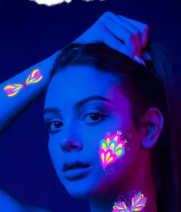 Vue détaillée des autocollants de tatouage de visage papillon fluo brillant sous néon