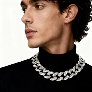 Collana cubana da 20mm da uomo con pavé di strass su maglione a collo alto nero