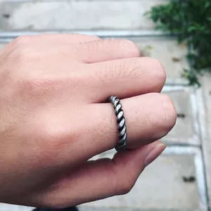 Anello vintage artigianale in argento con design a corda ritorta regolabile unisex