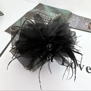 Detailansicht der eleganten schwarzen Feder und Mesh-Schleife Haarklammer für Damenfrisuren