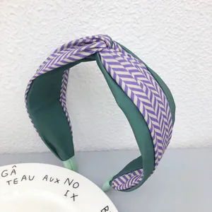 Cerchietto largo a treccia con motivo chevron verde e viola elegante accessorio per capelli