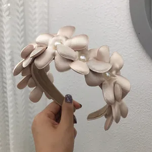 Elegante cerchietto per capelli in raso color champagne con fiori e perle