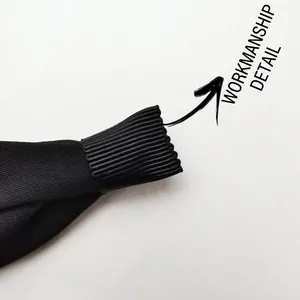 Nahaufnahme eines eleganten schwarzen gefalteten Haarreifs mit feiner gerippter Kante