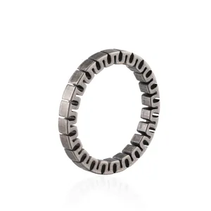 Anello vintage in argento stile industriale con intagli, finitura antica e design a ruota