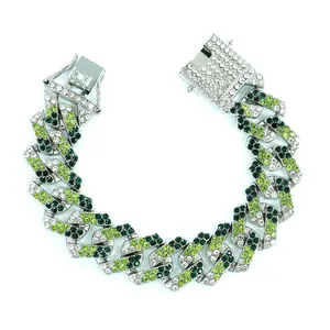 Vue détaillée d'un bracelet à maillons cubains avec strass verts très brillants