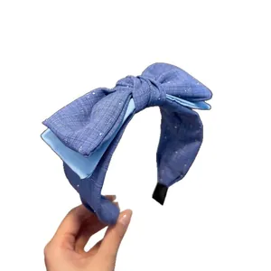 Elegante cerchietto in denim blu con fiocco e motivi a stella glitterati per capelli donna