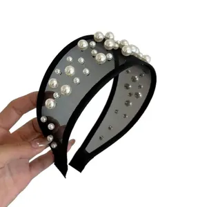 Cerchietto largo in rete nera con perle bianche per un effetto volume di tendenza