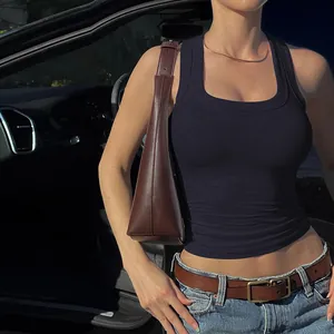 Gedetailleerd overzicht van een marineblauwe geribbelde crop tanktop met U-hals