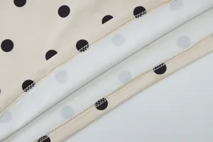 Gedetailleerde macro-opname van de zoomstiksels en zwarte polkadot-print op de stof