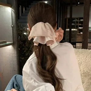 Haarklammer aus champagnerfarbenem Satin mit Rüschen und Perlen im koreanischen Stil