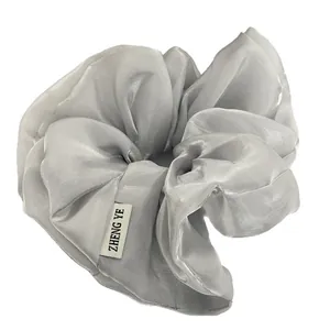 Chouchou en organza gris perle élégant avec une finition chatoyante et irisée luxueuse