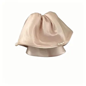 Eleganter champagnerfarbener Satin-Haarclip mit Faltenrock-Design und Perlen