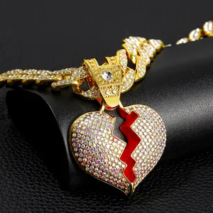 Primo piano della collana con ciondolo a cuore spezzato in stile hip hop con strass e smalto