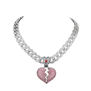 Collana con ciondolo a cuore spezzato rosa ghiacciato con catena a maglie cubane