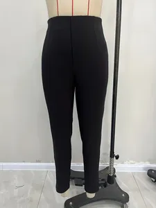 Hochtaillierte schwarze, schmal geschnittene, konische Hose für das Büro auf einer Schaufensterpuppe