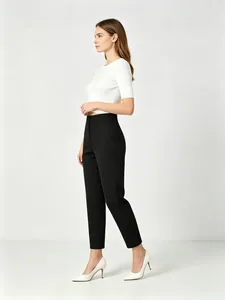Seitenansicht der eleganten, schmal geschnittenen schwarzen Hose für das Büro und Alltag