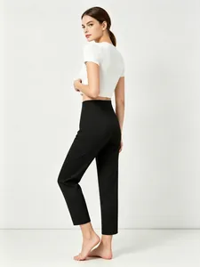 Details von schmal geschnittenen schwarzen Cropped-Hosen mit hoher Taille für das Büro.
