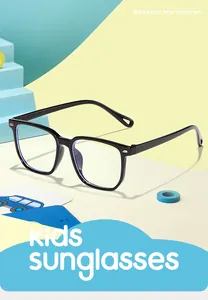 Gedetailleerd zijaanzicht van stijlvolle zwarte vierkante kinderbril met blauw licht filter