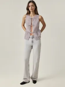 Stylische karierte ärmellose Weste mit Schnürung vorne und schmeichelhaftem Slim-Fit-Design