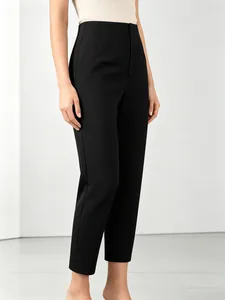 Detailansicht der schwarzen Damen-Hose mit hoher Taille und konischem Schnitt für das Büro