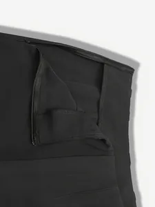 Nahaufnahme des verdeckten Reißverschlusses an schwarzen Business-Hosen für Damen.