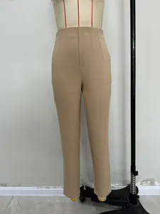 Taillenhohe, schmal zulaufende beige Hose für das Büro, Detail auf Schneiderpuppe