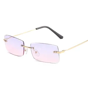 Occhiali da sole senza montatura con lenti sfumate viola-rosa e stanghette oro
