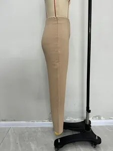 Seitenansicht der khakifarbenen schmalen Anzughose für Damen mit elegantem Fall