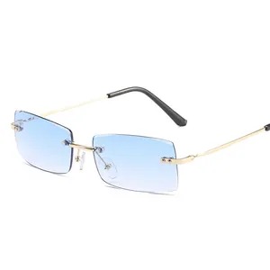 Eleganti occhiali da sole senza montatura con lenti sfumate azzurre e montatura in oro