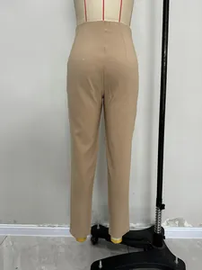 Rückansicht der beigefarbenen, schmal zulaufenden Knöchelhose an einer Schaufensterpuppe