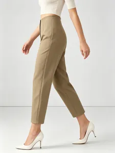 Seitenansicht der professionellen khakifarbenen konischen knöchellangen Hose