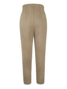 Detaillierte Rückansicht einer eleganten khakifarbenen High-Waist-Hose für Damen im Büro