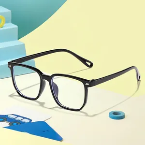 Klassieke zwarte vierkante kinderbril met blauwlichtfilter en stevig montuur