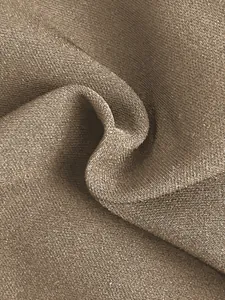 Makroaufnahme der braunen elastischen Stofftextur mit professionellem Faltenwurf und Qualität