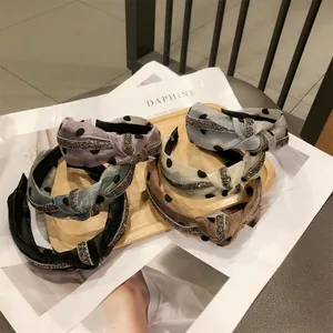 Vista dettagliata di cerchietti in organza a pois con accenti di strass in vari colori